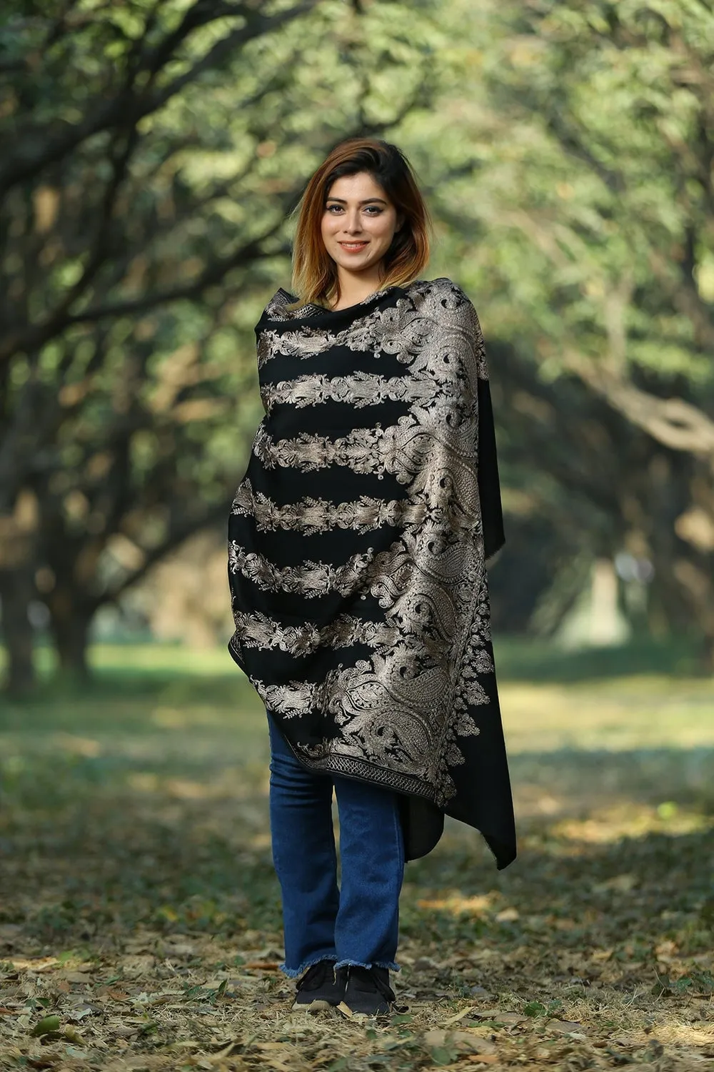 ELEGANT BLACK COLOUR SHAWL DEFINES FEMINISM AND ENHANCES SOPHISTICATION